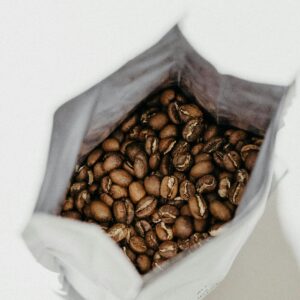 Bolsa de café abierta con granos tostados vista desde arriba