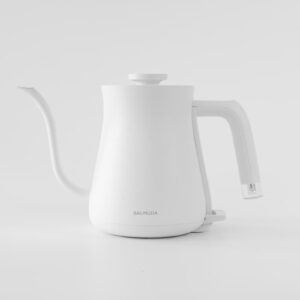 Tetera blanca de cuello de cisne sobre un fondo gris claro